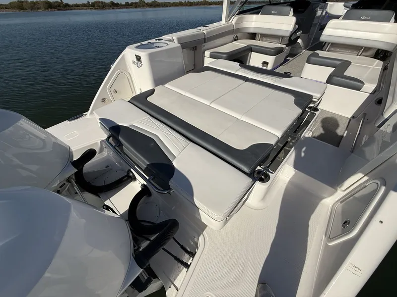 Slide: The Image of Robalo R317 Dual Console 2021 - 16