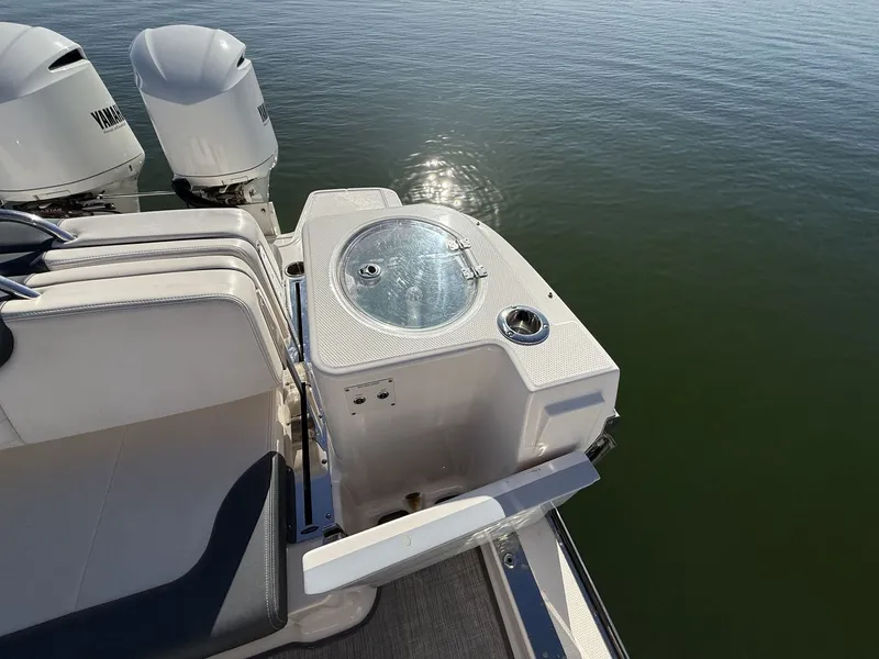 Slide: The Image of Robalo R317 Dual Console 2021 - 19