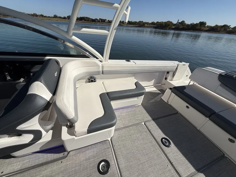 Slide: The Image of Robalo R317 Dual Console 2021 - 26