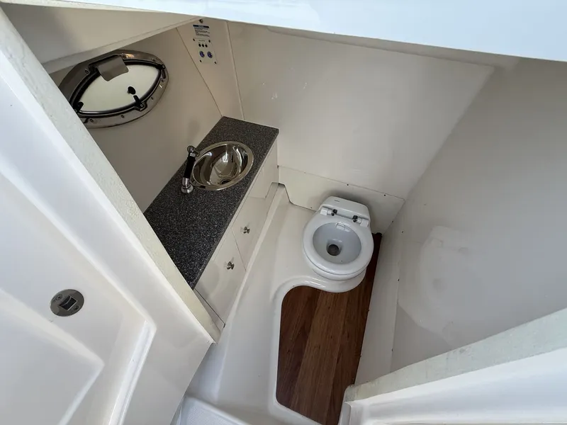 Slide: The Image of Robalo R317 Dual Console 2021 - 30