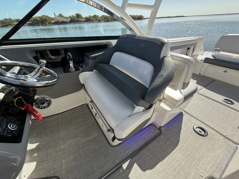 Slide: The Image of Robalo R317 Dual Console 2021 - 32