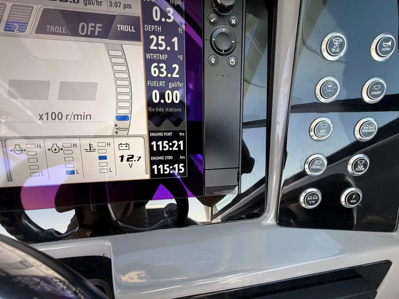 Slide: The Image of Robalo R317 Dual Console 2021 - 35