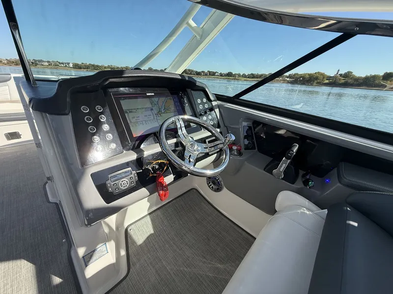 Slide: The Image of Robalo R317 Dual Console 2021 - 37