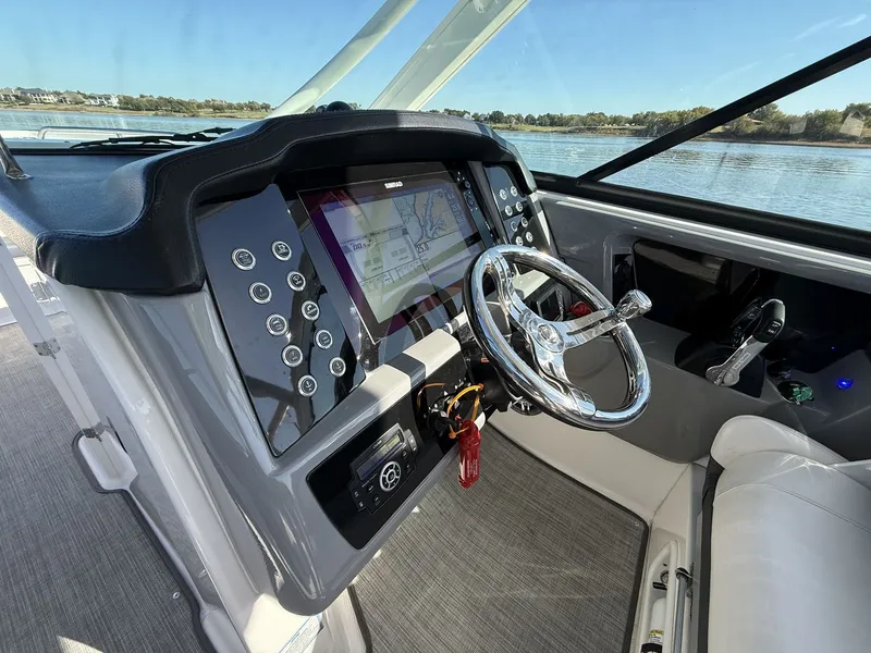 Slide: The Image of Robalo R317 Dual Console 2021 - 39