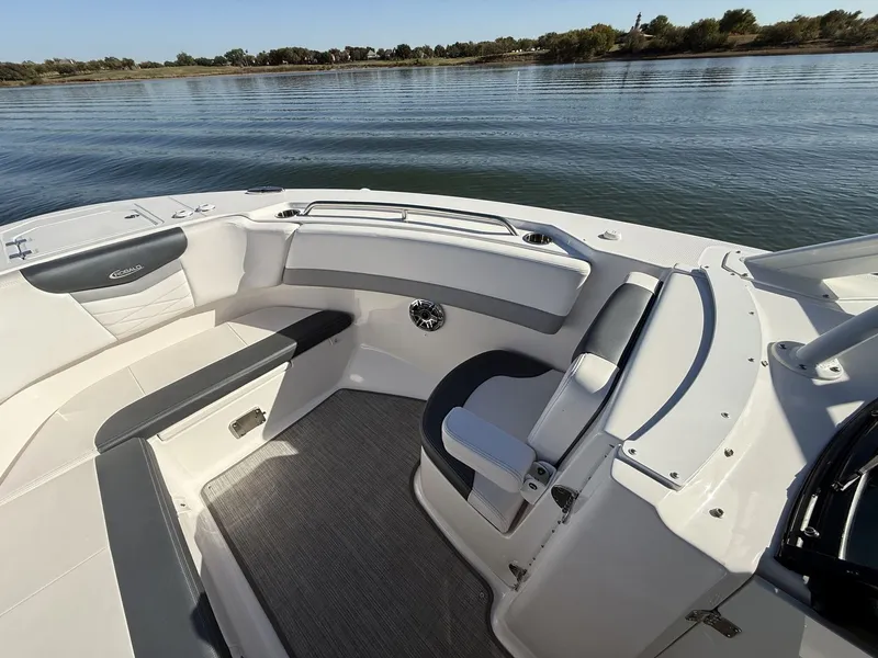 Slide: The Image of Robalo R317 Dual Console 2021 - 40