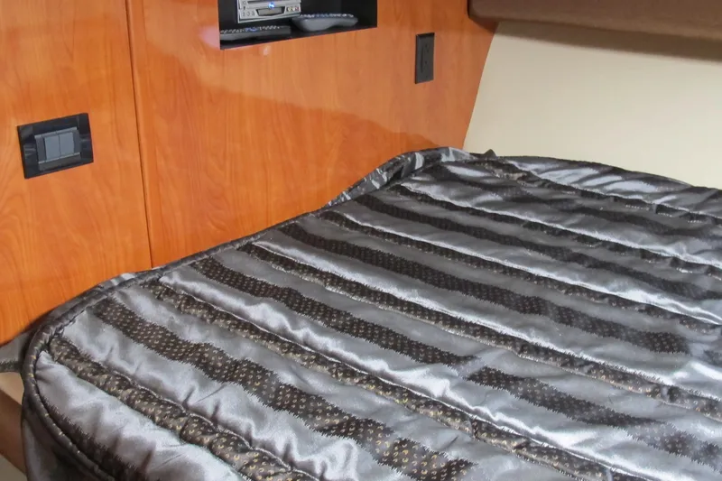 Slide: The Image of Interior cabin of 2006 Cruisers Yachts 385 Motoryacht with luxurious bedding. - 41