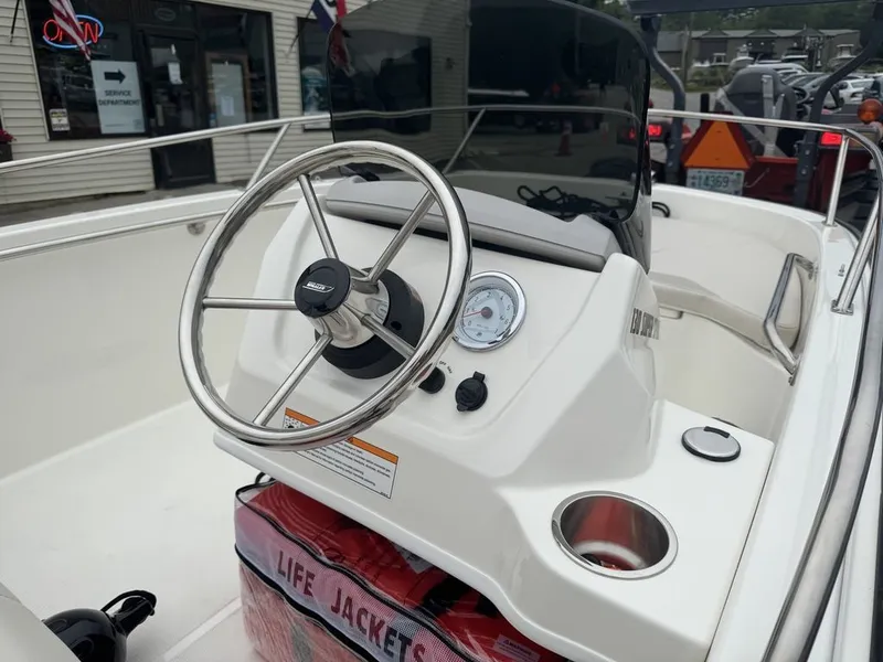 Slide: The Image of Boston Whaler 130 SUPERSPORT 2025 - 10