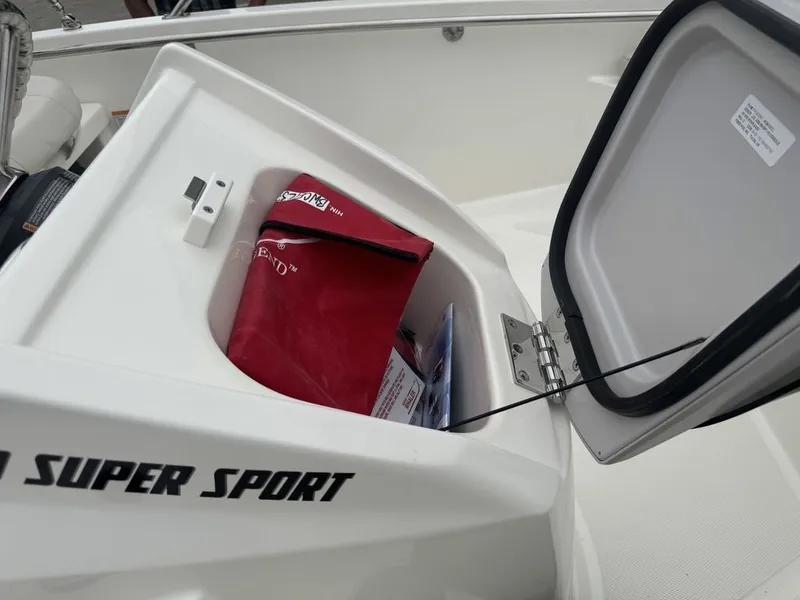 Slide: The Image of Boston Whaler 130 SUPERSPORT 2025 - 11
