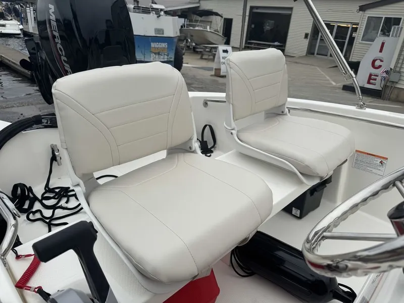 Slide: The Image of Boston Whaler 130 SUPERSPORT 2025 - 12
