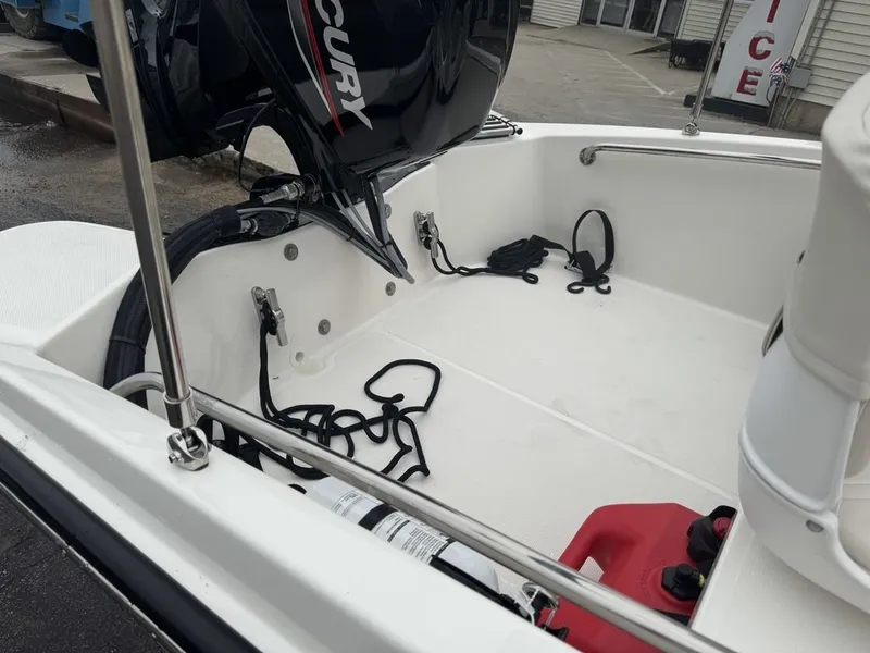 Slide: The Image of Boston Whaler 130 SUPERSPORT 2025 - 13