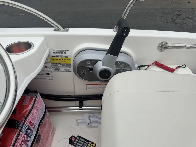 Slide: The Image of Boston Whaler 130 SUPERSPORT 2025 - 14