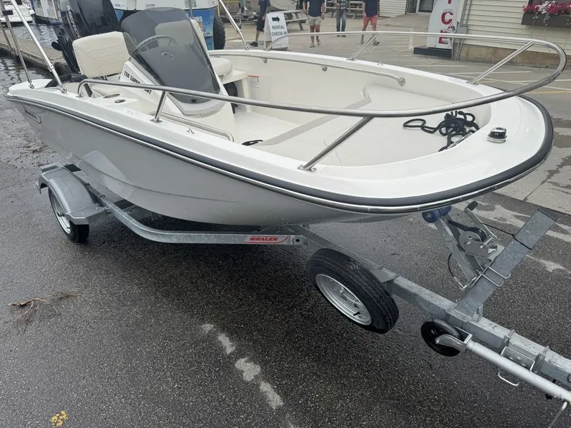 Slide: The Image of Boston Whaler 130 SUPERSPORT 2025 - 7