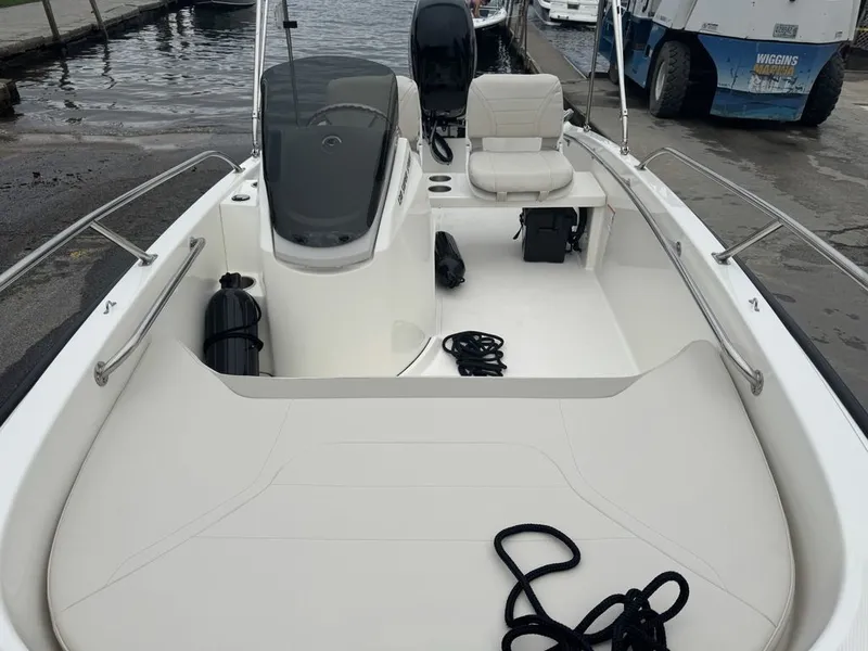 Slide: The Image of Boston Whaler 130 SUPERSPORT 2025 - 8