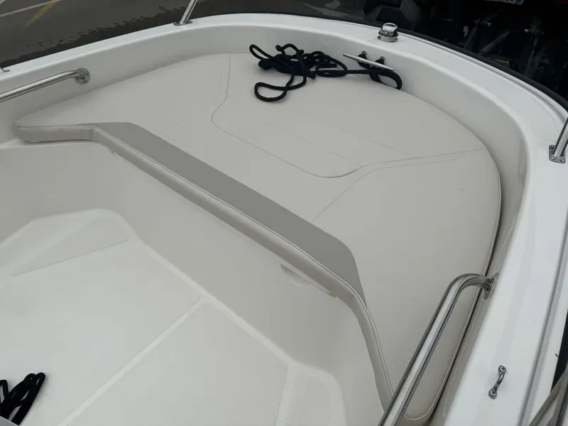 Slide: The Image of Boston Whaler 130 SUPERSPORT 2025 - 9