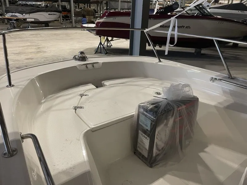 Slide: The Image of Boston Whaler 150 Montauk 2024 - 8