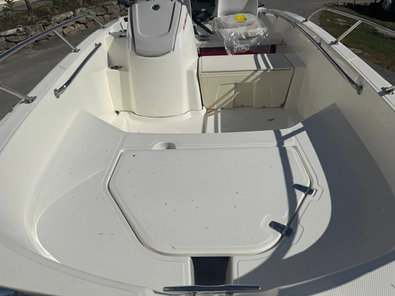 Slide: The Image of Boston Whaler 160 Super Sport 2026 - 16