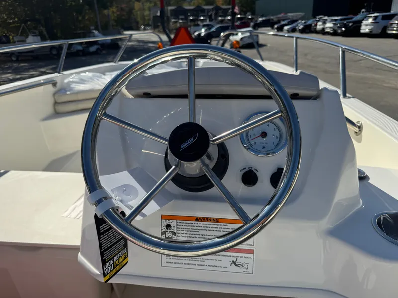 Slide: The Image of Boston Whaler 160 Super Sport 2026 - 12