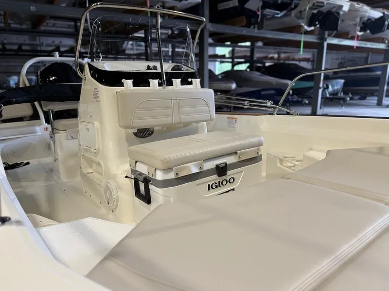 Slide: The Image of Boston Whaler 170 Montauk 2026 - 9