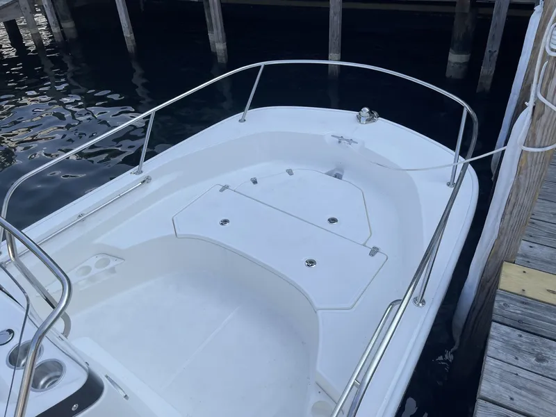 Slide: The Image of Boston Whaler 170 Montauk 2024 - 13