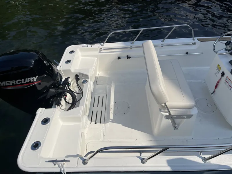 Slide: The Image of Boston Whaler 170 Montauk 2024 - 14