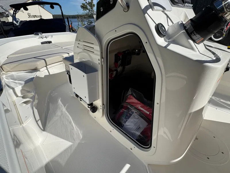 Slide: The Image of Boston Whaler 170 Montauk 2026 - 13