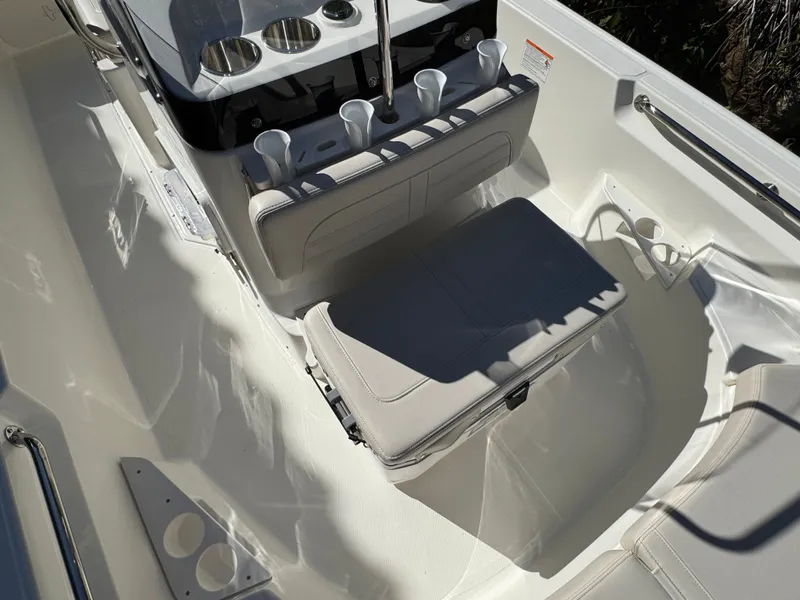 Slide: The Image of Boston Whaler 170 Montauk 2026 - 17