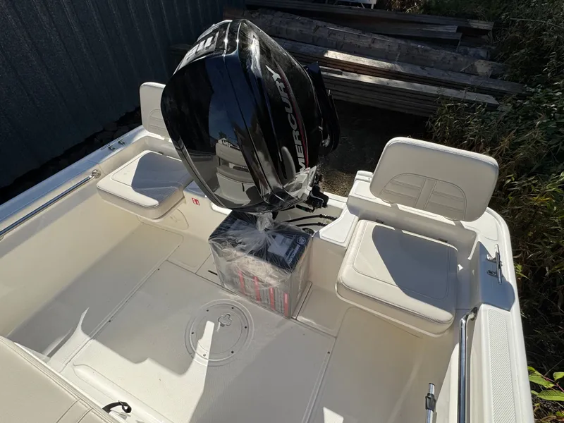 Slide: The Image of Boston Whaler 170 Montauk 2026 - 19