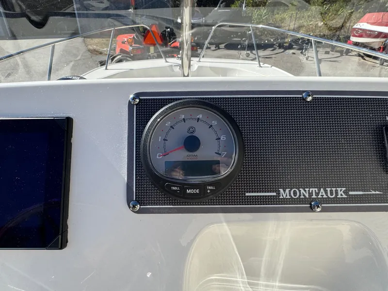 Slide: The Image of Boston Whaler 170 Montauk 2026 - 18