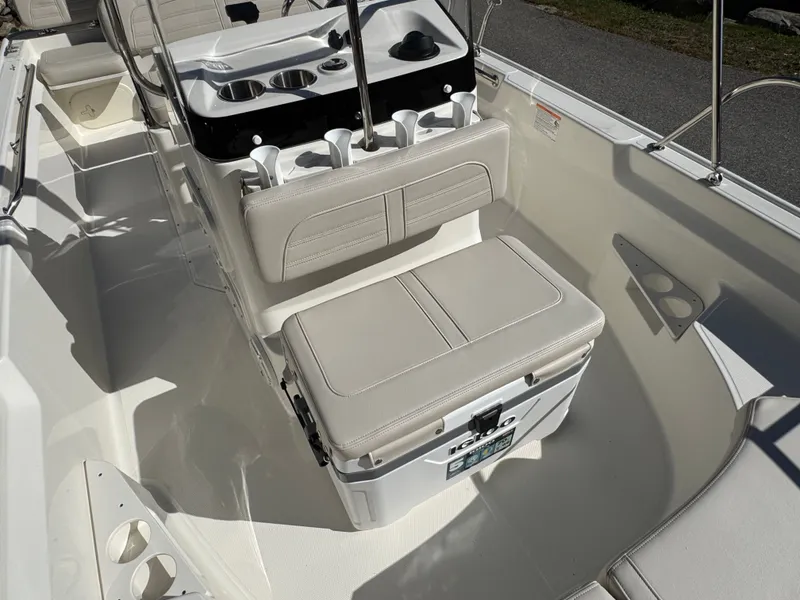 Slide: The Image of Boston Whaler 170 Montauk 2026 - 24