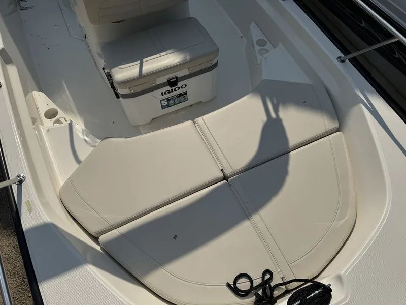 Slide: The Image of Boston Whaler 170 Montauk 2025 - 15