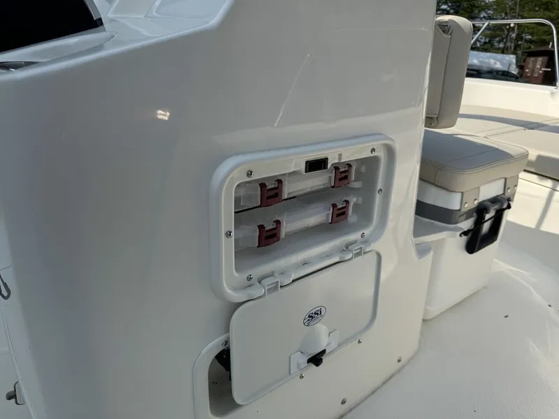 Slide: The Image of Boston Whaler 170 Montauk 2025 - 18