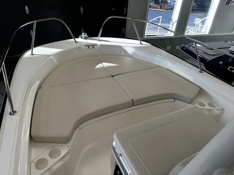 Slide: The Image of Boston Whaler 190 Montauk 2026 - 12