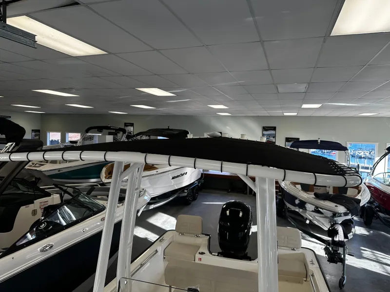 Slide: The Image of Boston Whaler 190 Montauk 2026 - 14