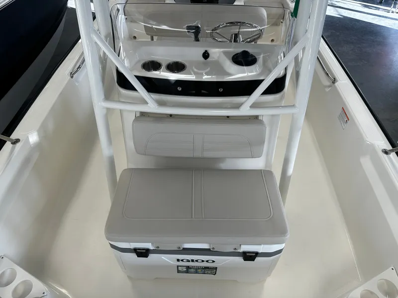 Slide: The Image of Boston Whaler 190 Montauk 2026 - 15