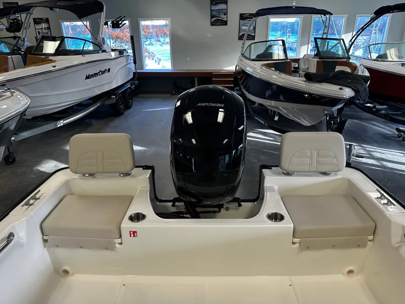Slide: The Image of Boston Whaler 190 Montauk 2026 - 5