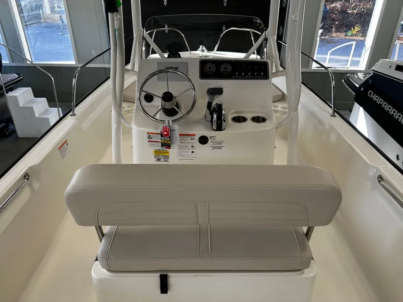 Slide: The Image of Boston Whaler 190 Montauk 2026 - 7