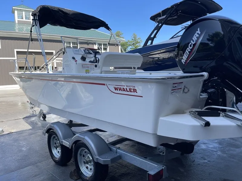 The Image of Boston Whaler 190 Montauk 2025 - 1