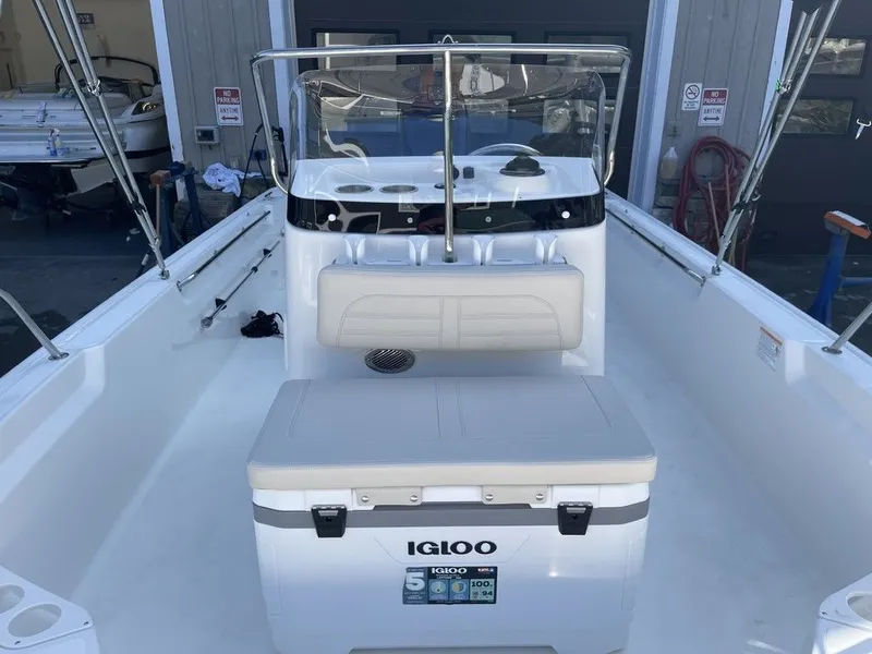 Slide: The Image of Boston Whaler 190 Montauk 2025 - 12