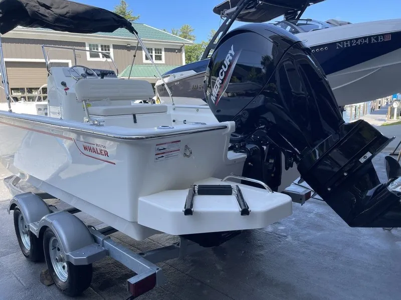 Slide: The Image of Boston Whaler 190 Montauk 2025 - 14