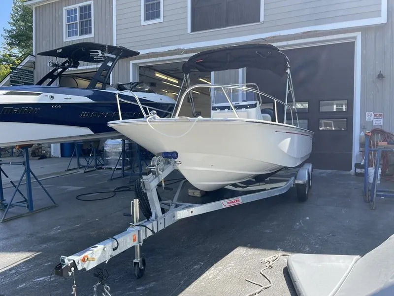 Slide: The Image of Boston Whaler 190 Montauk 2025 - 5