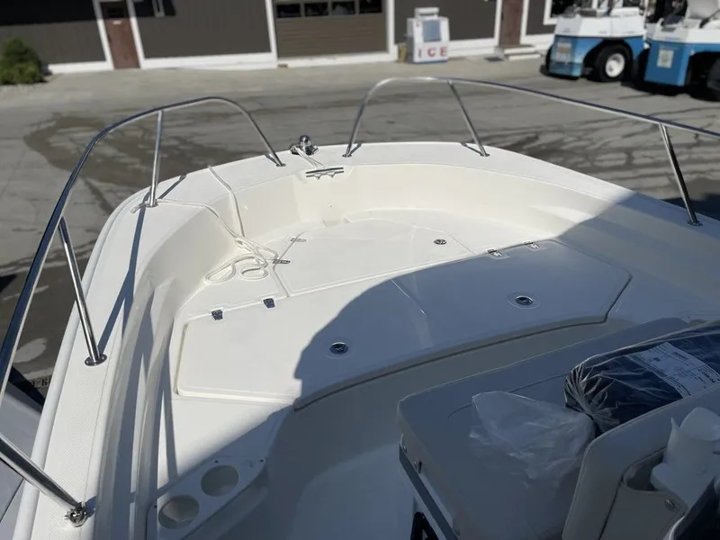 Slide: The Image of Boston Whaler 190 Montauk 2025 - 7
