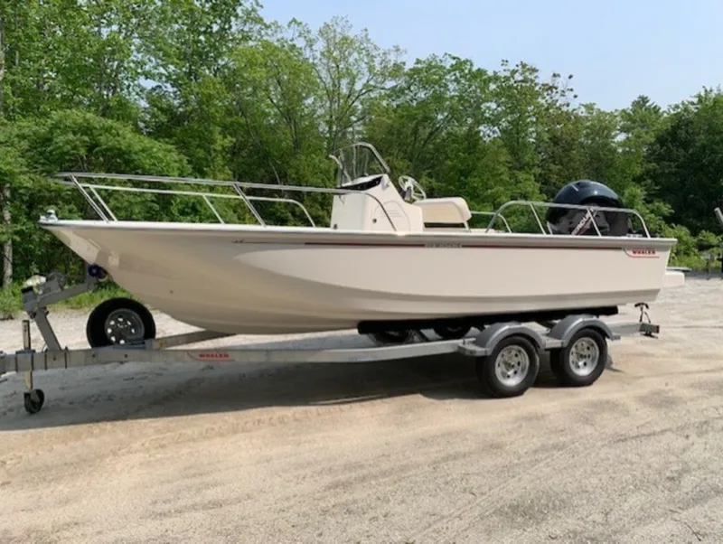 Slide: The Image of Boston Whaler 190 Montauk 2025 - 4