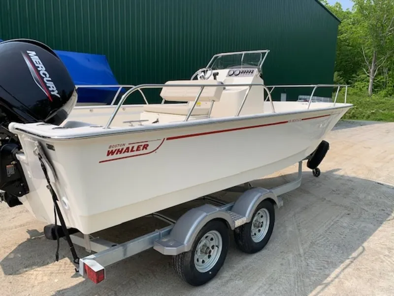 Slide: The Image of Boston Whaler 190 Montauk 2025 - 7