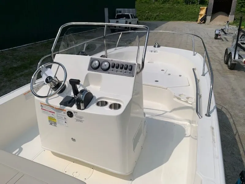 Slide: The Image of Boston Whaler 190 Montauk 2025 - 8