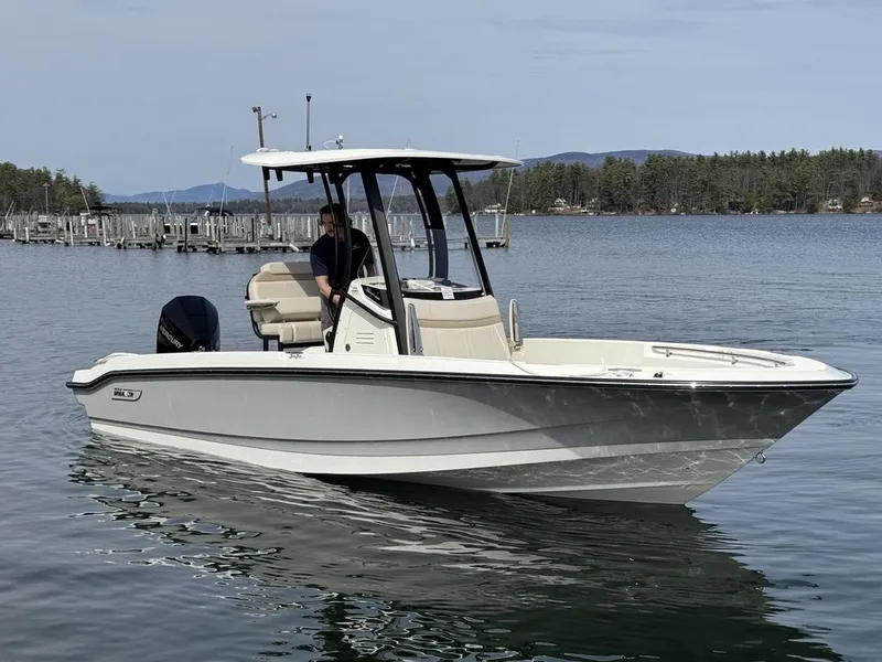 Slide: The Image of Boston Whaler 220 Dauntless 2025 - 13