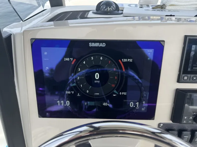 Slide: The Image of Boston Whaler 220 Dauntless 2025 - 17