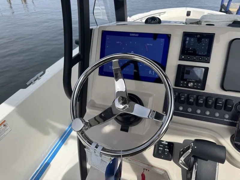 Slide: The Image of Boston Whaler 220 Dauntless 2025 - 19