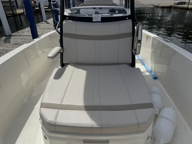 Slide: The Image of Boston Whaler 220 Dauntless 2025 - 21