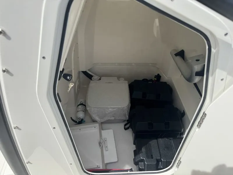 Slide: The Image of Boston Whaler 220 Dauntless 2025 - 23