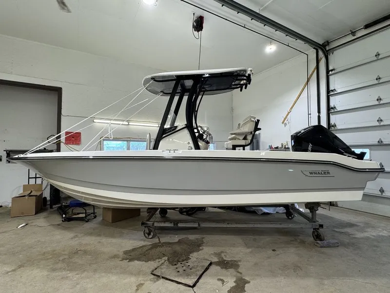 Slide: The Image of Boston Whaler 220 Dauntless 2025 - 25